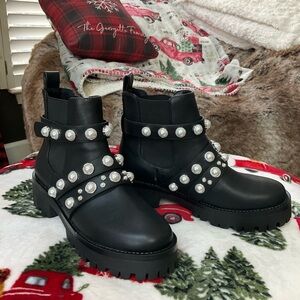New B P Chelsea Pearl black Lug sole boots booties 6.5 medium